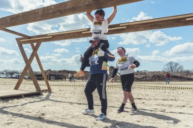 Rostov-on-Don / Rusya - Nisan 2018: organize takım ahşap yapılar ile zor arazi engelleri ile kum üzerinde çalıştırmak