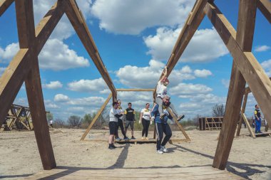 Rostov-on-Don / Rusya - Nisan 2018: organize takım ahşap yapılar ile zor arazi engelleri ile kum üzerinde çalıştırmak