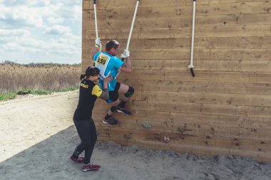 Rostov-on-Don / Rusya - Nisan 2018: organize takım ahşap yapılar ile zor arazi engelleri ile kum üzerinde çalıştırmak