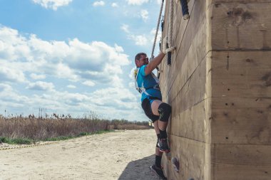 Rostov-on-Don / Rusya - Nisan 2018: organize takım ahşap yapılar ile zor arazi engelleri ile kum üzerinde çalıştırmak