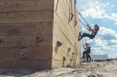 Rostov-on-Don / Rusya - Nisan 2018: organize takım ahşap yapılar ile zor arazi engelleri ile kum üzerinde çalıştırmak