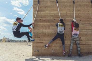 Rostov-on-Don / Rusya - Nisan 2018: organize takım ahşap yapılar ile zor arazi engelleri ile kum üzerinde çalıştırmak