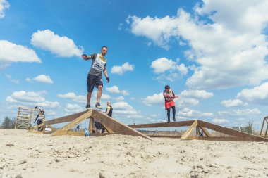 Rostov-on-Don / Rusya - Nisan 2018: organize takım ahşap yapılar ile zor arazi engelleri ile kum üzerinde çalıştırmak