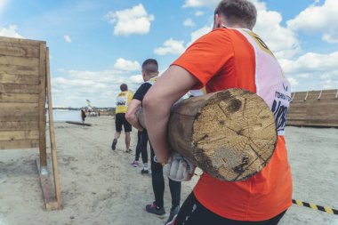 Rostov-on-Don / Rusya - Nisan 2018: organize takım ahşap yapılar ile zor arazi engelleri ile kum üzerinde çalıştırmak