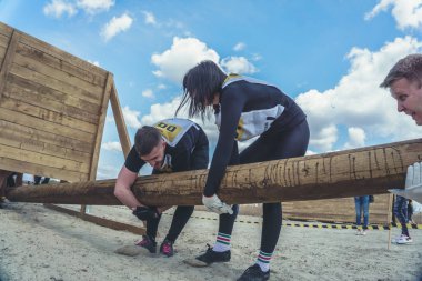 Rostov-on-Don / Rusya - Nisan 2018: organize takım ahşap yapılar ile zor arazi engelleri ile kum üzerinde çalıştırmak