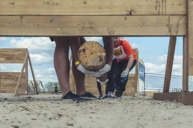 Rostov-on-Don / Rusya - Nisan 2018: organize takım ahşap yapılar ile zor arazi engelleri ile kum üzerinde çalıştırmak