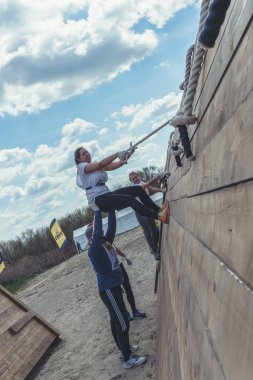 Rostov-on-Don / Rusya - Nisan 2018: organize takım ahşap yapılar ile zor arazi engelleri ile kum üzerinde çalıştırmak