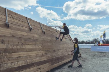 Rostov-on-Don / Rusya - Nisan 2018: organize takım ahşap yapılar ile zor arazi engelleri ile kum üzerinde çalıştırmak