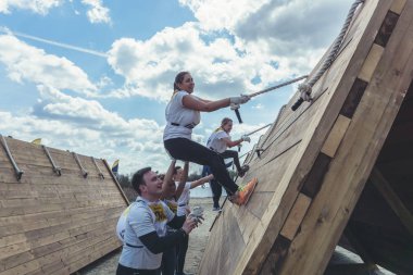 Rostov-on-Don / Rusya - Nisan 2018: organize takım ahşap yapılar ile zor arazi engelleri ile kum üzerinde çalıştırmak