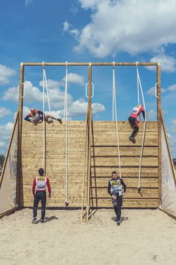 Rostov-on-Don / Rusya - Nisan 2018: organize takım ahşap yapılar ile zor arazi engelleri ile kum üzerinde çalıştırmak