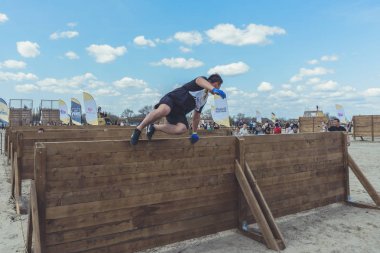 Rostov-on-Don / Rusya - Nisan 2018: organize takım ahşap yapılar ile zor arazi engelleri ile kum üzerinde çalıştırmak