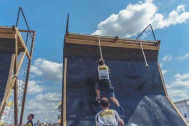 Rostov-on-Don / Rusya - Nisan 2018: organize takım ahşap yapılar ile zor arazi engelleri ile kum üzerinde çalıştırmak