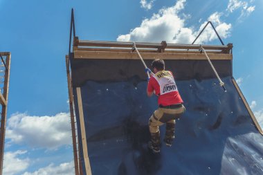 Rostov-on-Don / Rusya - Nisan 2018: organize takım ahşap yapılar ile zor arazi engelleri ile kum üzerinde çalıştırmak