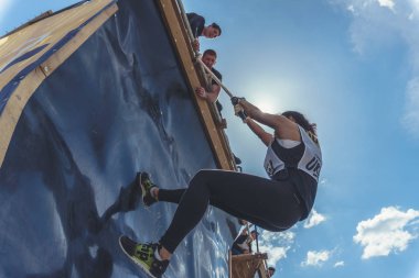 Rostov-on-Don / Rusya - Nisan 2018: organize takım ahşap yapılar ile zor arazi engelleri ile kum üzerinde çalıştırmak