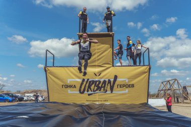 Rostov-on-Don / Rusya - Nisan 2018: organize takım ahşap yapılar ile zor arazi engelleri ile kum üzerinde çalıştırmak