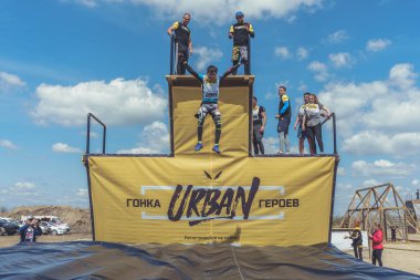 Rostov-on-Don / Rusya - Nisan 2018: organize takım ahşap yapılar ile zor arazi engelleri ile kum üzerinde çalıştırmak