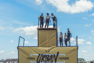 Rostov-on-Don / Rusya - Nisan 2018: organize takım ahşap yapılar ile zor arazi engelleri ile kum üzerinde çalıştırmak