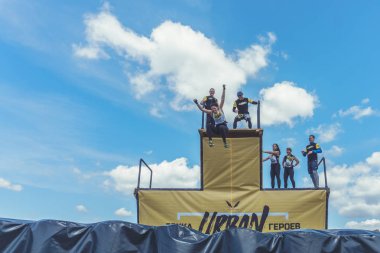 Rostov-on-Don / Rusya - Nisan 2018: organize takım ahşap yapılar ile zor arazi engelleri ile kum üzerinde çalıştırmak