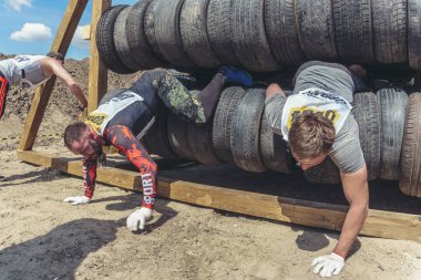 Rostov-on-Don / Rusya - Nisan 2018: organize takım ahşap yapılar ile zor arazi engelleri ile kum üzerinde çalıştırmak