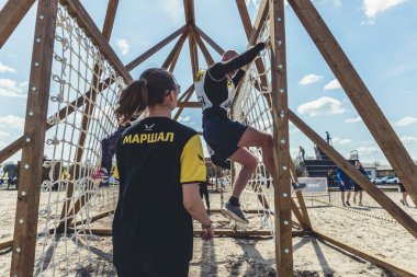 Rostov-on-Don / Rusya - Nisan 2018: organize takım ahşap yapılar ile zor arazi engelleri ile kum üzerinde çalıştırmak