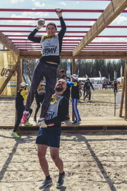 Rostov-on-Don / Rusya - Nisan 2018: organize takım ahşap yapılar ile zor arazi engelleri ile kum üzerinde çalıştırmak