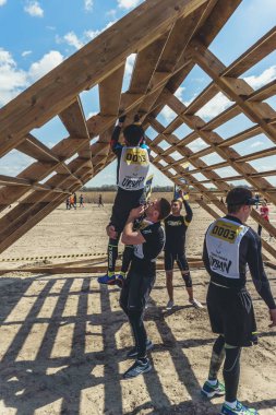 Rostov-on-Don / Rusya - Nisan 2018: organize takım ahşap yapılar ile zor arazi engelleri ile kum üzerinde çalıştırmak