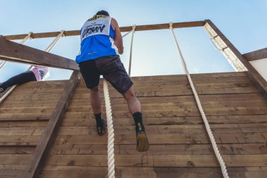 Rostov-on-Don / Rusya - Nisan 2018: organize takım ahşap yapılar ile zor arazi engelleri ile kum üzerinde çalıştırmak