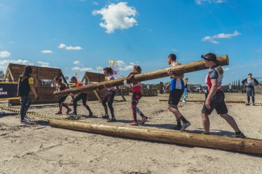 Rostov-on-Don / Rusya - Nisan 2018: organize takım ahşap yapılar ile zor arazi engelleri ile kum üzerinde çalıştırmak