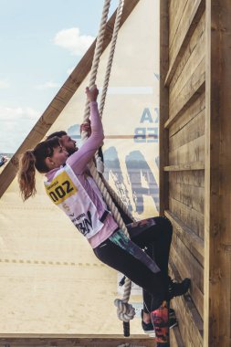 Rostov-on-Don / Rusya - Nisan 2018: organize takım ahşap yapılar ile zor arazi engelleri ile kum üzerinde çalıştırmak