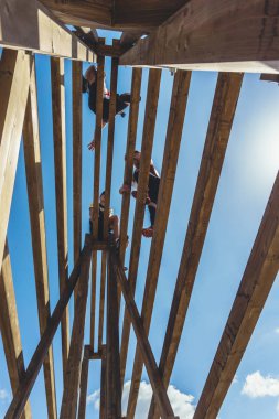 Rostov-on-Don / Rusya - Nisan 2018: organize takım ahşap yapılar ile zor arazi engelleri ile kum üzerinde çalıştırmak