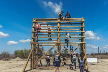 Rostov-on-Don / Rusya - Nisan 2018: organize takım ahşap yapılar ile zor arazi engelleri ile kum üzerinde çalıştırmak