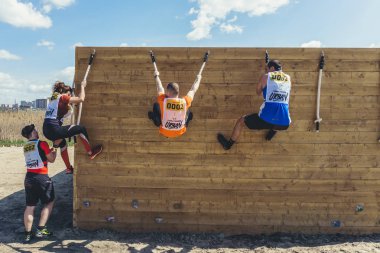 Rostov-on-Don / Rusya - Nisan 2018: organize takım ahşap yapılar ile zor arazi engelleri ile kum üzerinde çalıştırmak