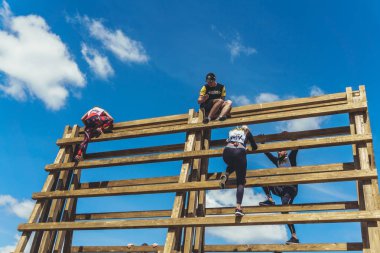 Rostov-on-Don / Rusya - Nisan 2018: organize takım ahşap yapılar ile zor arazi engelleri ile kum üzerinde çalıştırmak