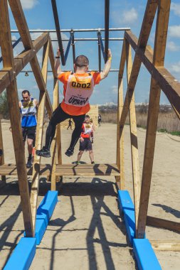 Rostov-on-Don / Rusya - Nisan 2018: organize takım ahşap yapılar ile zor arazi engelleri ile kum üzerinde çalıştırmak