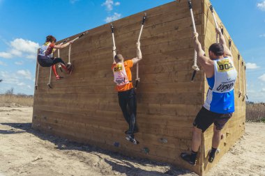 Rostov-on-Don / Rusya - Nisan 2018: organize takım ahşap yapılar ile zor arazi engelleri ile kum üzerinde çalıştırmak