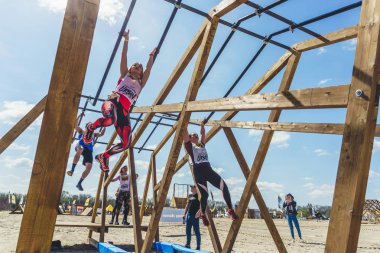 Rostov-on-Don / Rusya - Nisan 2018: organize takım ahşap yapılar ile zor arazi engelleri ile kum üzerinde çalıştırmak