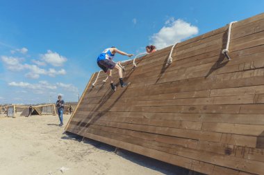 Rostov-on-Don / Rusya - Nisan 2018: organize takım ahşap yapılar ile zor arazi engelleri ile kum üzerinde çalıştırmak