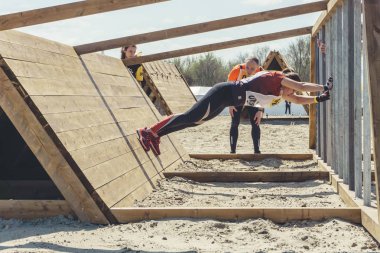 Rostov-on-Don / Rusya - Nisan 2018: organize takım ahşap yapılar ile zor arazi engelleri ile kum üzerinde çalıştırmak