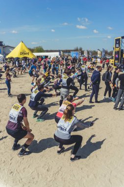 Rostov-on-Don / Rusya - Nisan 2018: organize takım ahşap yapılar ile zor arazi engelleri ile kum üzerinde çalıştırmak