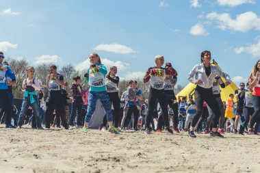 Rostov-on-Don / Rusya - Nisan 2018: organize takım ahşap yapılar ile zor arazi engelleri ile kum üzerinde çalıştırmak