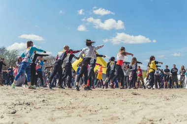 Rostov-on-Don / Rusya - Nisan 2018: organize takım ahşap yapılar ile zor arazi engelleri ile kum üzerinde çalıştırmak