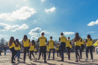 Rostov-on-Don / Rusya - Nisan 2018: organize takım ahşap yapılar ile zor arazi engelleri ile kum üzerinde çalıştırmak