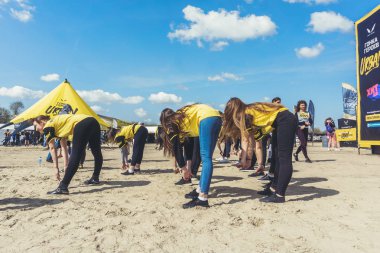 Rostov-on-Don / Rusya - Nisan 2018: organize takım ahşap yapılar ile zor arazi engelleri ile kum üzerinde çalıştırmak