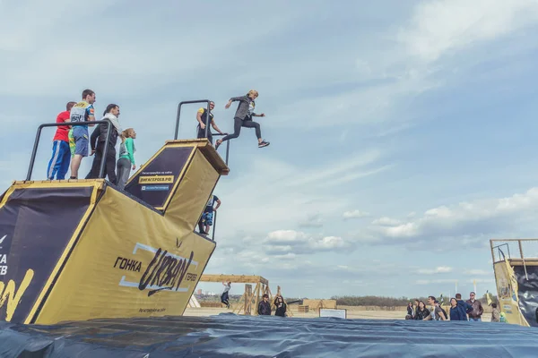 Rostov-on-Don / Rusya - Nisan 2018: organize takım ahşap yapılar ile zor arazi engelleri ile kum üzerinde çalıştırmak