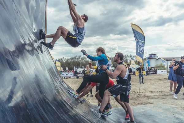 Rostov-on-Don / Rusya - Nisan 2018: organize takım ahşap yapılar ile zor arazi engelleri ile kum üzerinde çalıştırmak