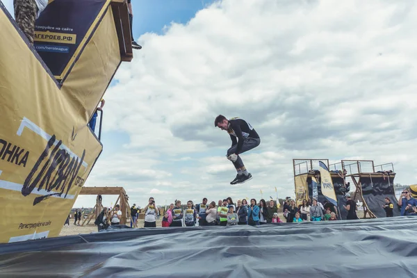 Rostov-on-Don / Rusya - Nisan 2018: organize takım ahşap yapılar ile zor arazi engelleri ile kum üzerinde çalıştırmak