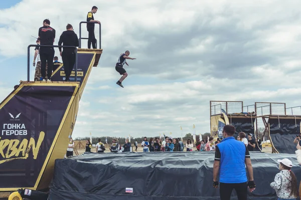 Rostov-on-Don / Rusya - Nisan 2018: organize takım ahşap yapılar ile zor arazi engelleri ile kum üzerinde çalıştırmak