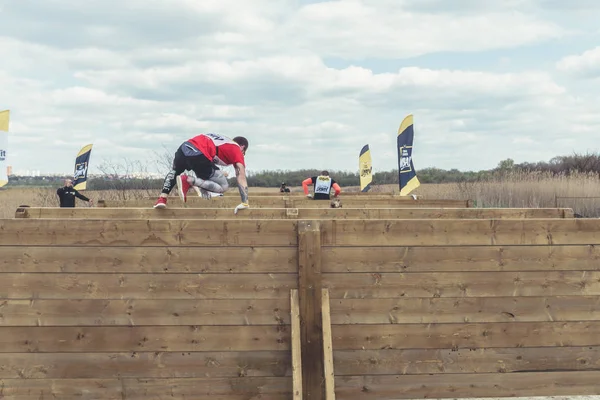 Rostov-on-Don / Rusya - Nisan 2018: organize takım ahşap yapılar ile zor arazi engelleri ile kum üzerinde çalıştırmak