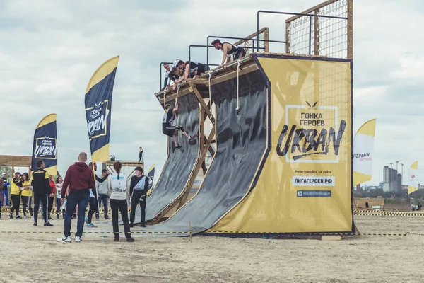 Rostov-on-Don / Rusya - Nisan 2018: organize takım ahşap yapılar ile zor arazi engelleri ile kum üzerinde çalıştırmak