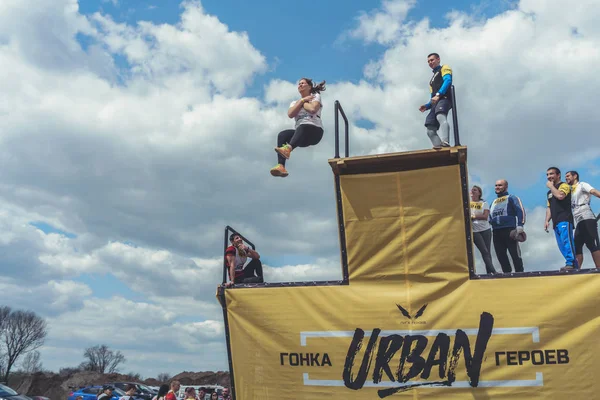 Rostov-on-Don / Rusya - Nisan 2018: organize takım ahşap yapılar ile zor arazi engelleri ile kum üzerinde çalıştırmak